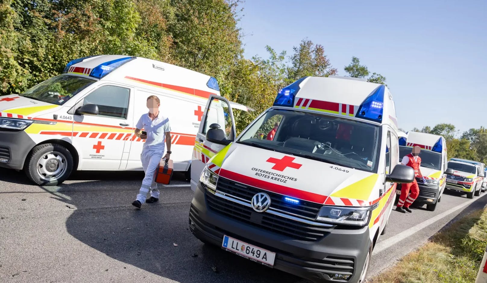 Das Rote Kreuz war gleich mit mehreren Wagen vor Ort.