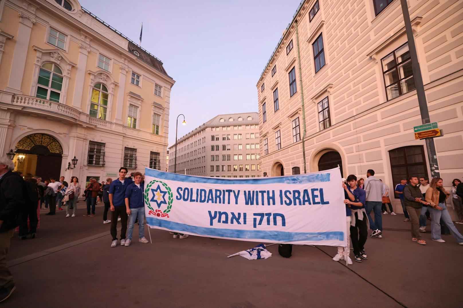 Mit mitgebrachten Schildern solidarisieren sich die Teilnehmer mit Israel.