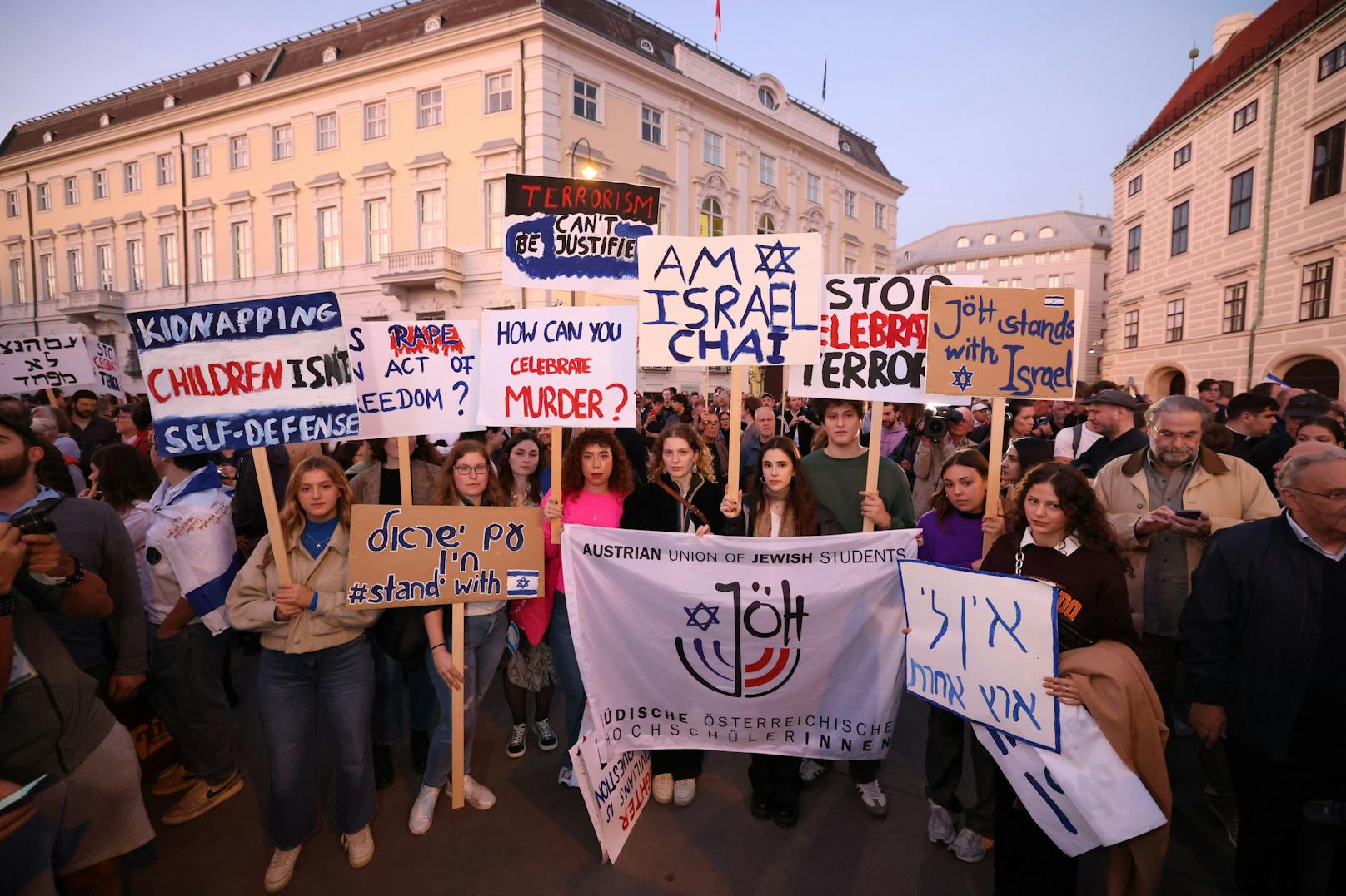 Mit mitgebrachten Schildern solidarisieren sich die Teilnehmer mit Israel.