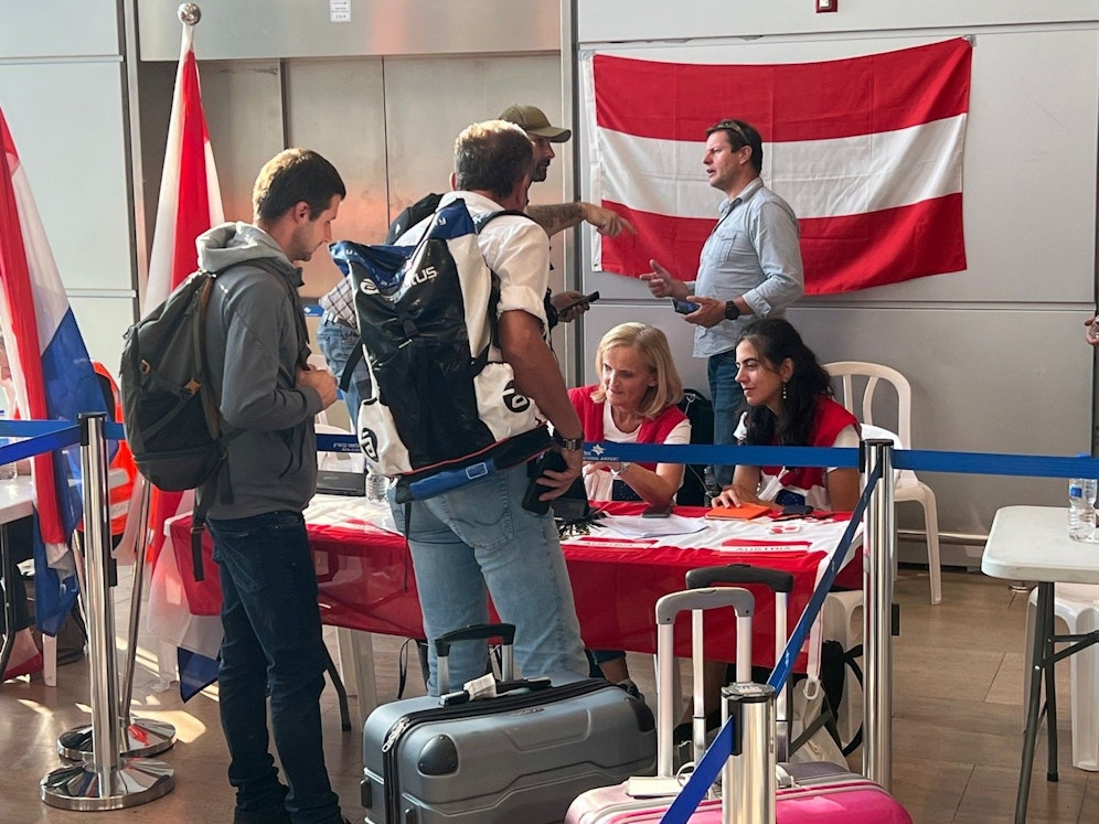 Am Flughafen Ben Gurion in Tel Aviv kümmert sich ein Krisenteam um Österreicher, die aus Israel ausgeflogen werden wollen. 