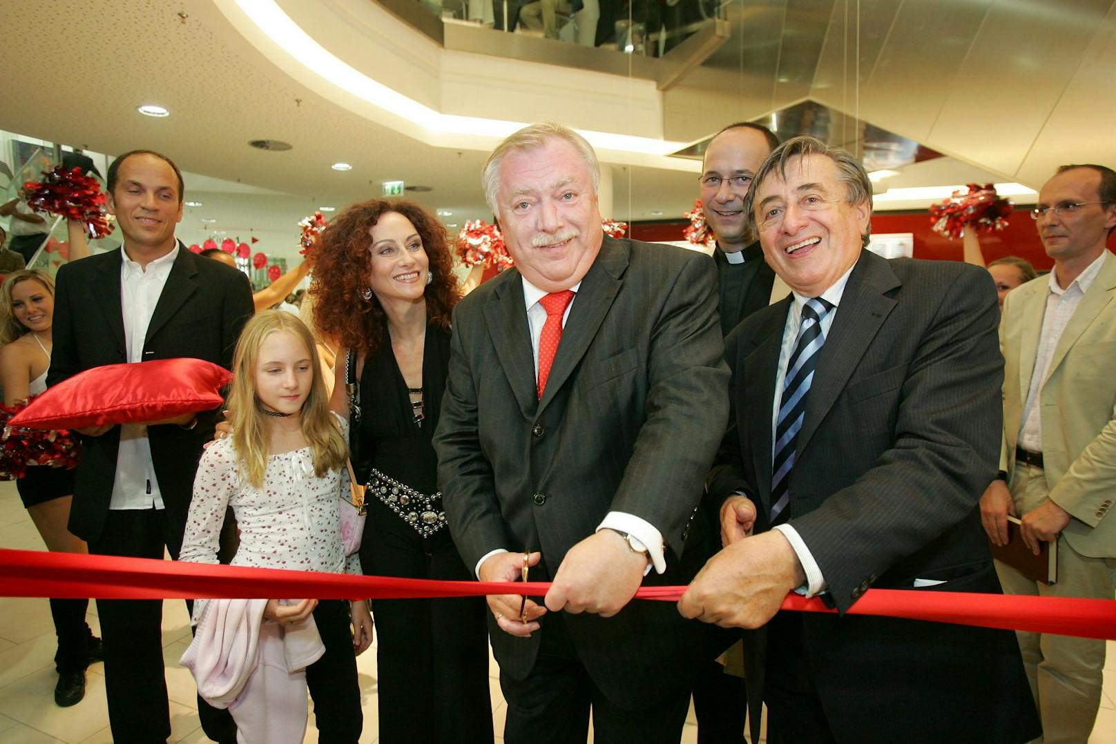 Am 31. August 2005 eröffnete Lugner mit Ehefrau Christina und Michael Häupl das Kino in der Lugner City.