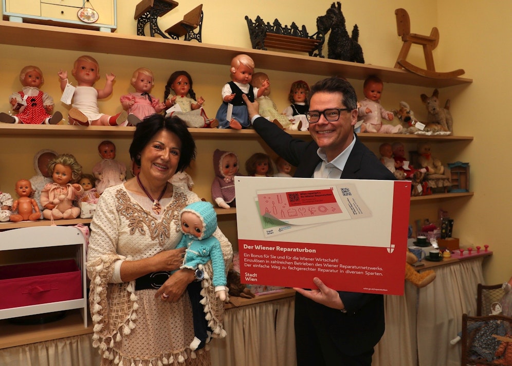 Puppendoktor-Chefin Karin Haider und Stadtrat Jürgen Czernohorszky (SPÖ) mit dem neuen Reparaturbon.