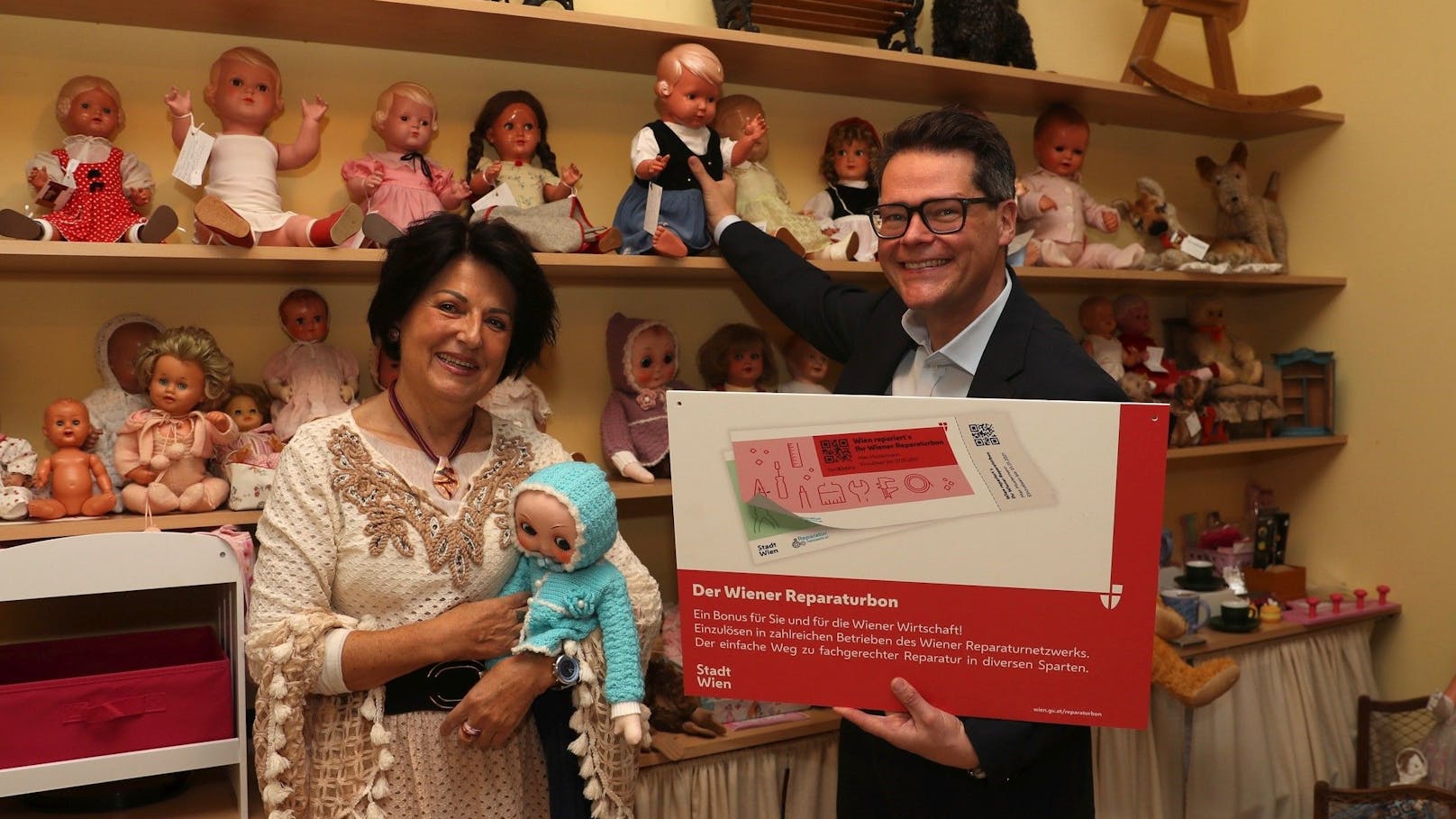 Bei Puppendoktor wird altes Spielzeug wieder zum Leben erweckt. Hier ist Chefin Karin Haider mit SPÖ-Stadtrat Jürgen Czernohorszky. 
