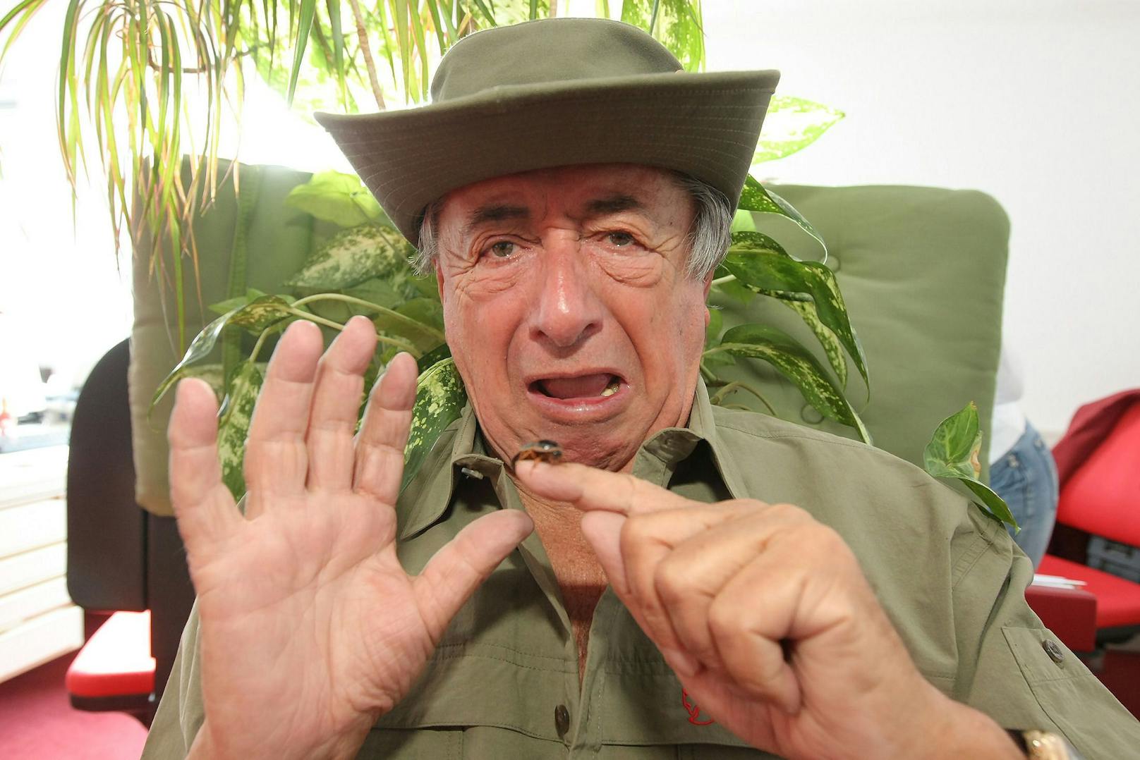 08. Jänner 2009: Zu Mausis Einzug ins Dschungelcamp freundete sich auch der Baumeister mit Würmern und Heuschrecken an.