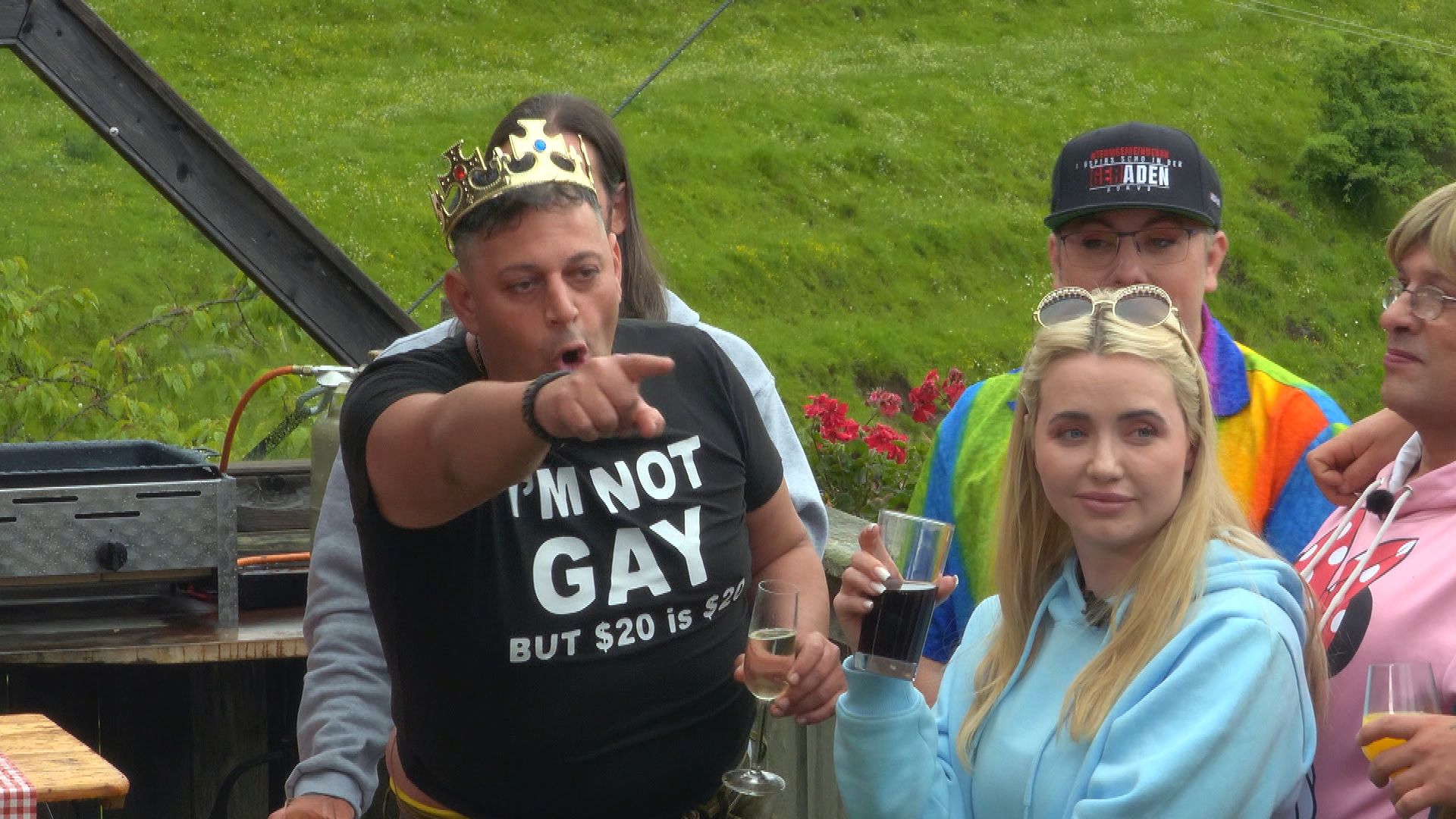 Marius trifft erstmals auf Cathy Lugner und erkennt sie nicht