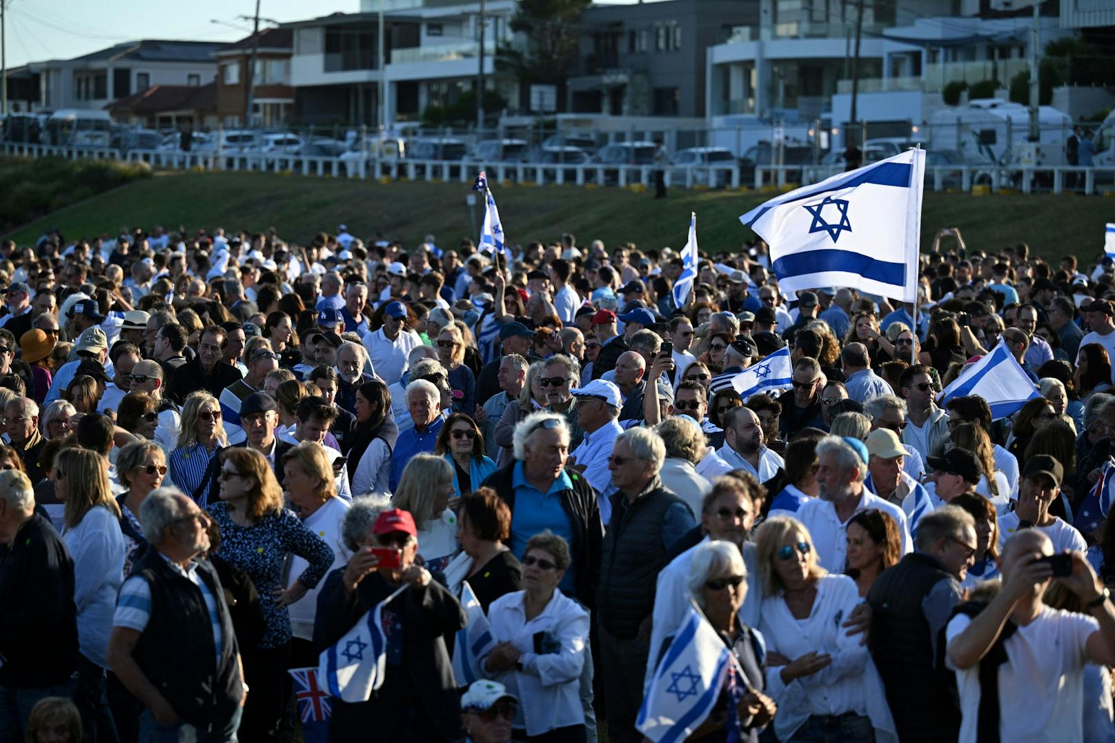 In Sydney haben sich am Mittwoch zahlreiche Teilnehmer zu einer Mahnwache für israelische Terroropfer zusammengefunden.&nbsp;