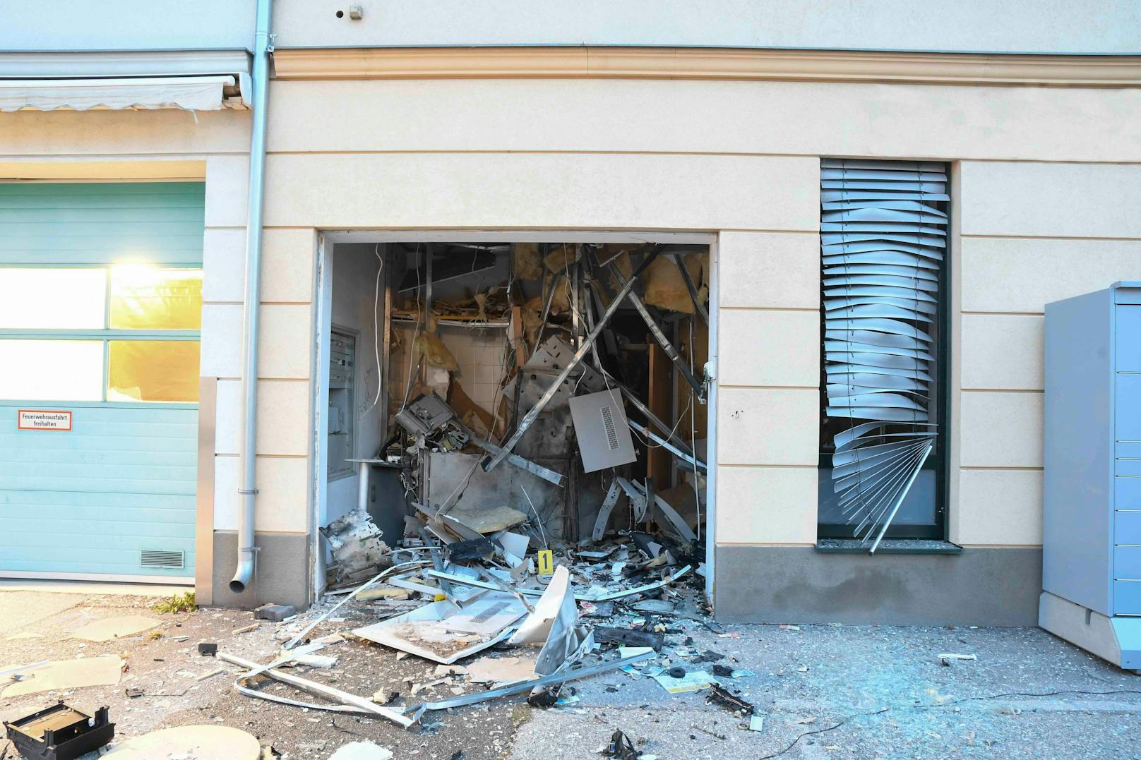 Der Bankomat in Markgrafneusiedl wurde gesprengt, die Täter richteten hohen Sachschaden an.