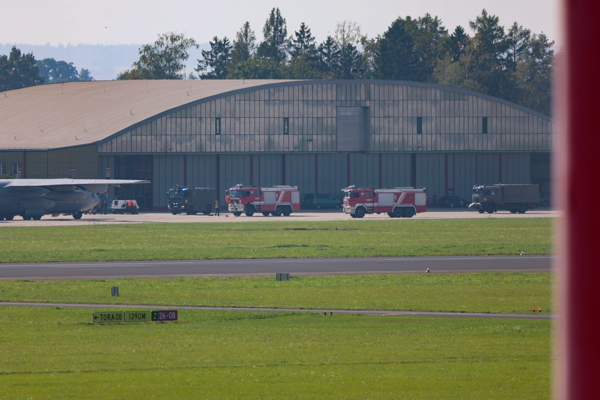 Nachdem an der Hercules-Maschine eine Warnleuchte anging, wurde routinemäßig die Feuerwehr geholt. Der Flug verzögert sich somit weiter.