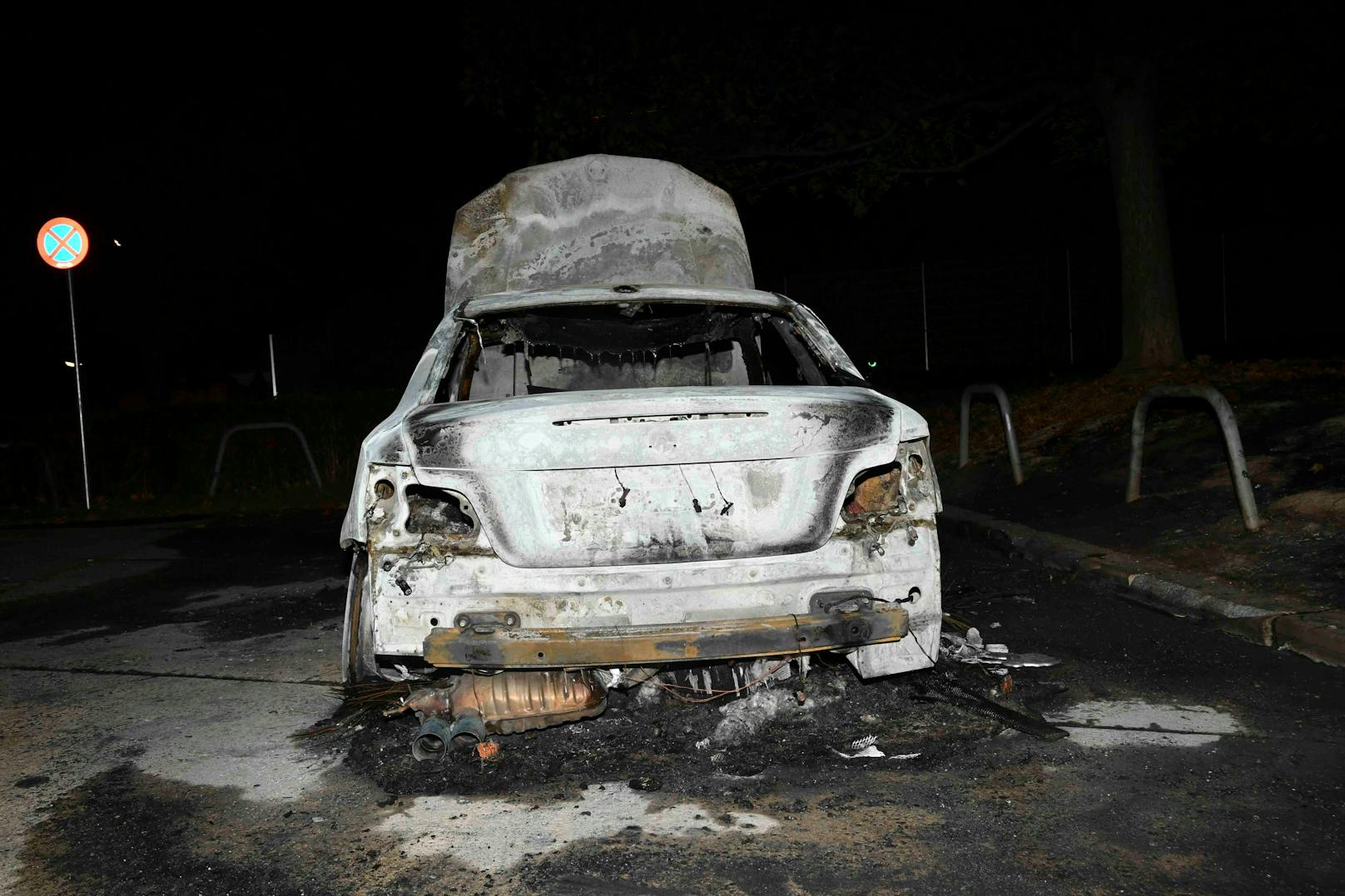 Das ausgebrannte Fahrzeug nach dem Coup am 6. Oktober 2023 in Markgrafneusiedl