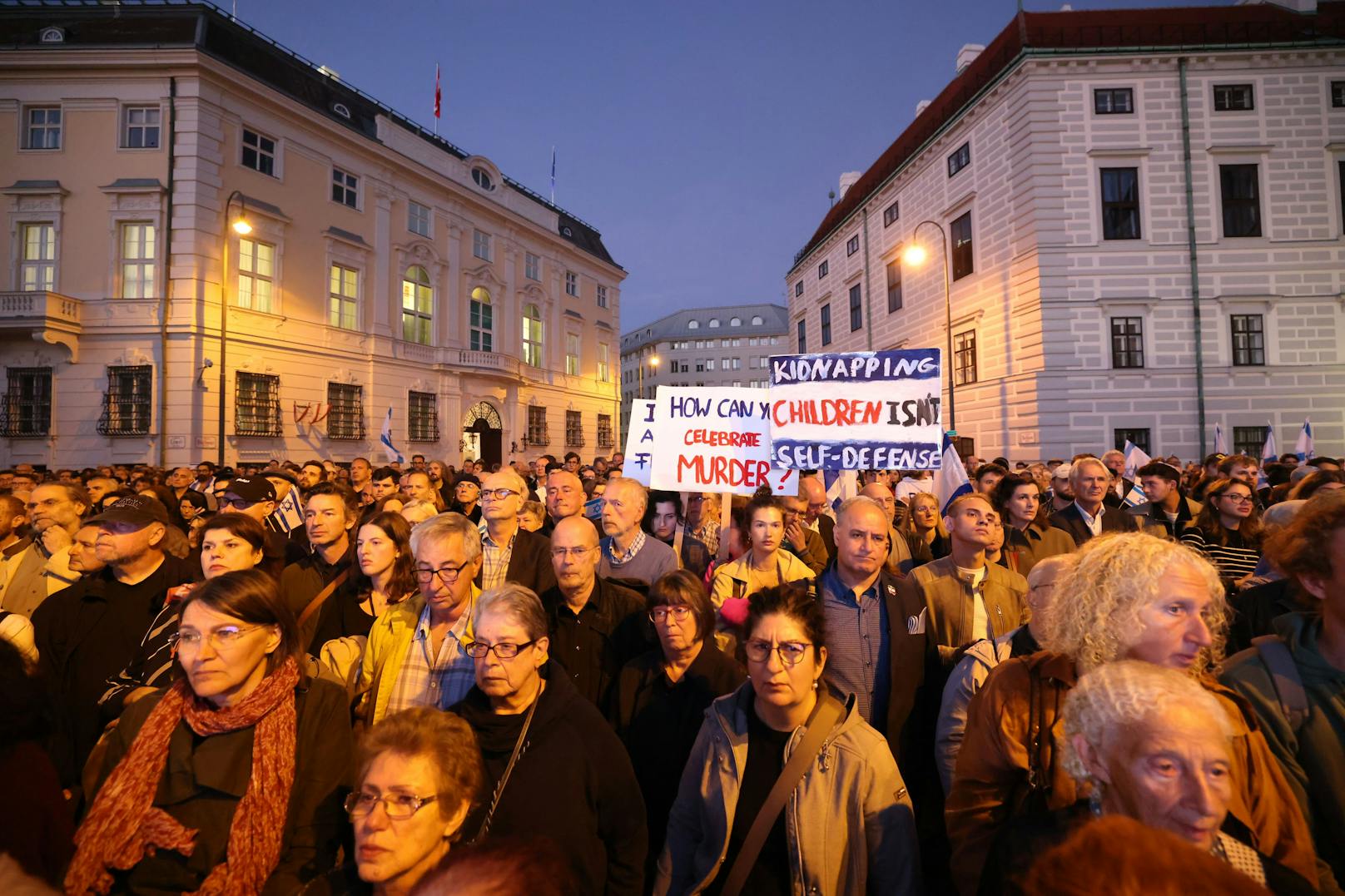 Der Wiener Ballhausplatz ist mit tausenden Teilnehmern der Gedenkfeier gefüllt.