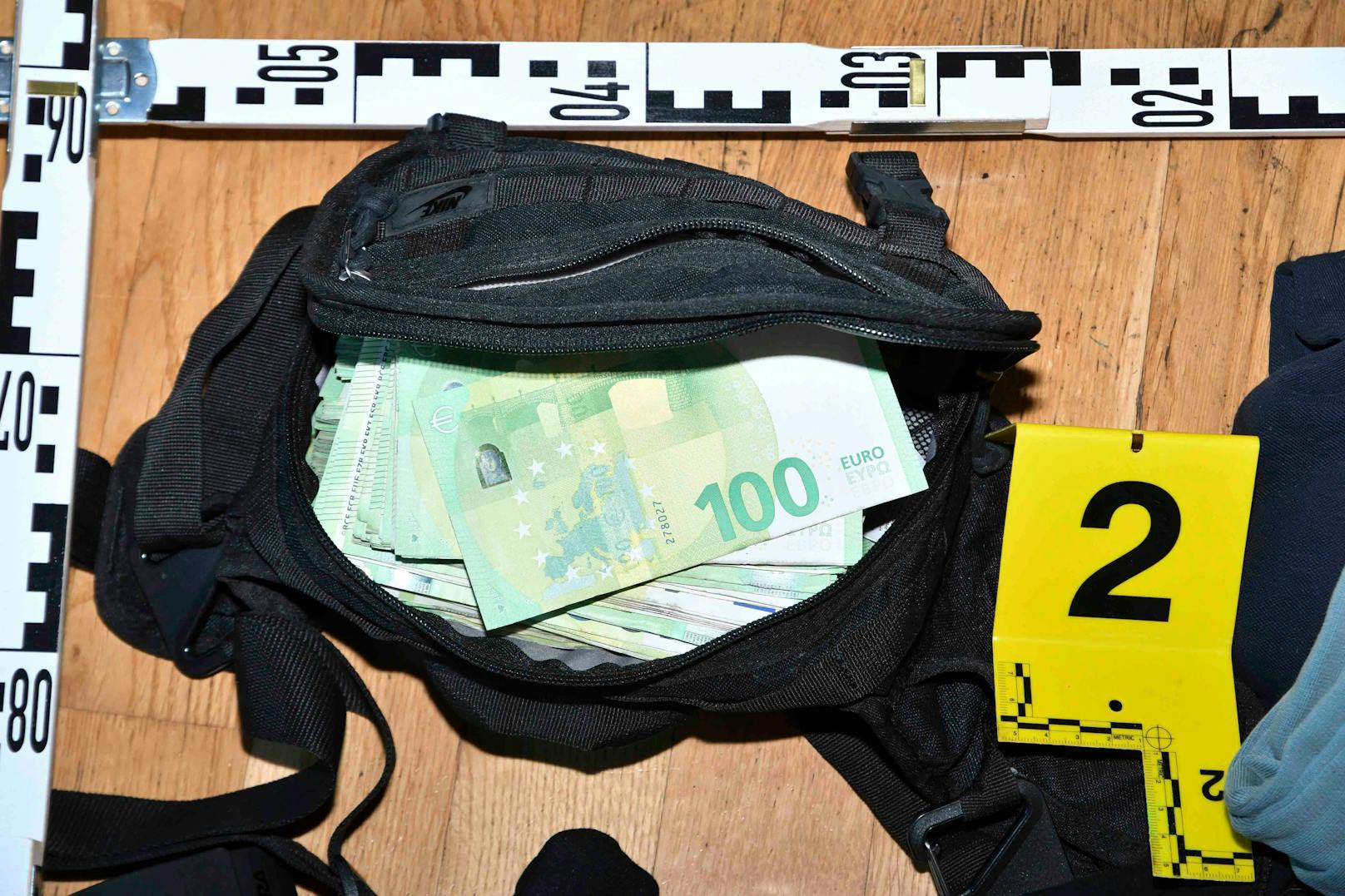 Die Verdächtigen erbeuteten 440.000 Euro in bar und Schmuck.
