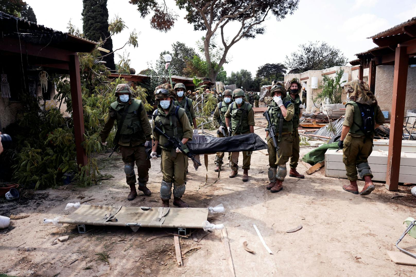 Israelische Soldaten bergen die Leiche eines Opfers der Hamas-Terroranschläge. (10. Oktober 2023)