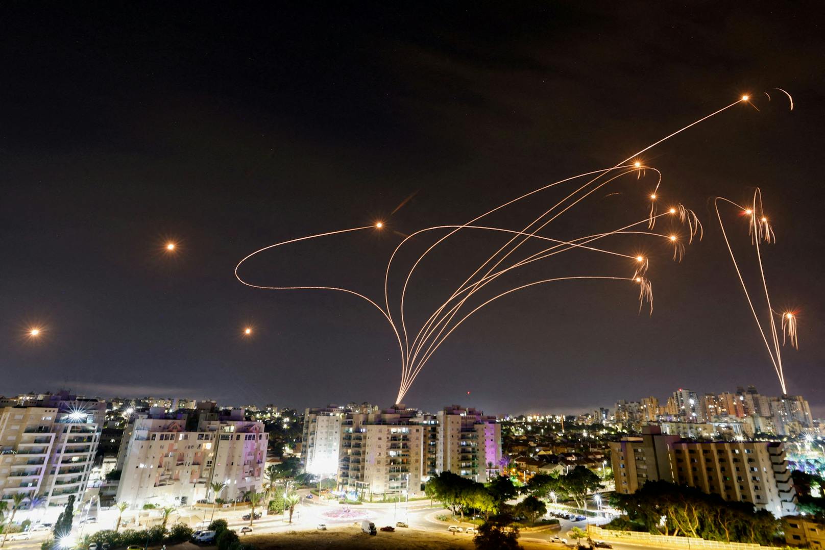Israels Iron Dome fängt Raketen aus dem Gazastreifen ab.