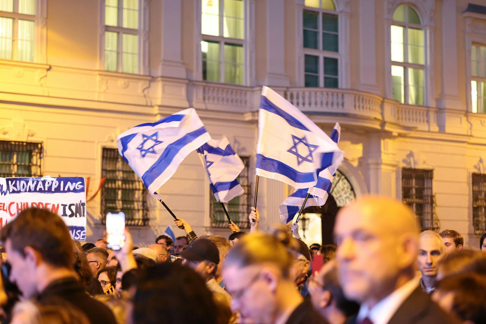 Tausende Menschen solidarisierten sich am Wiener Ballhausplatz mit Israel.