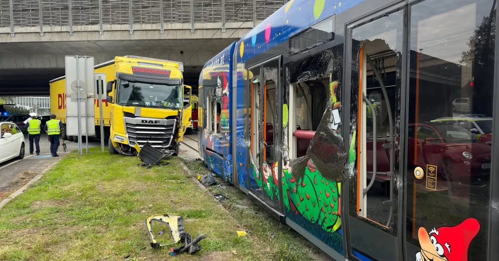 Lkw kracht gegen Straßenbahn – 20 verletzte Fahrgäste