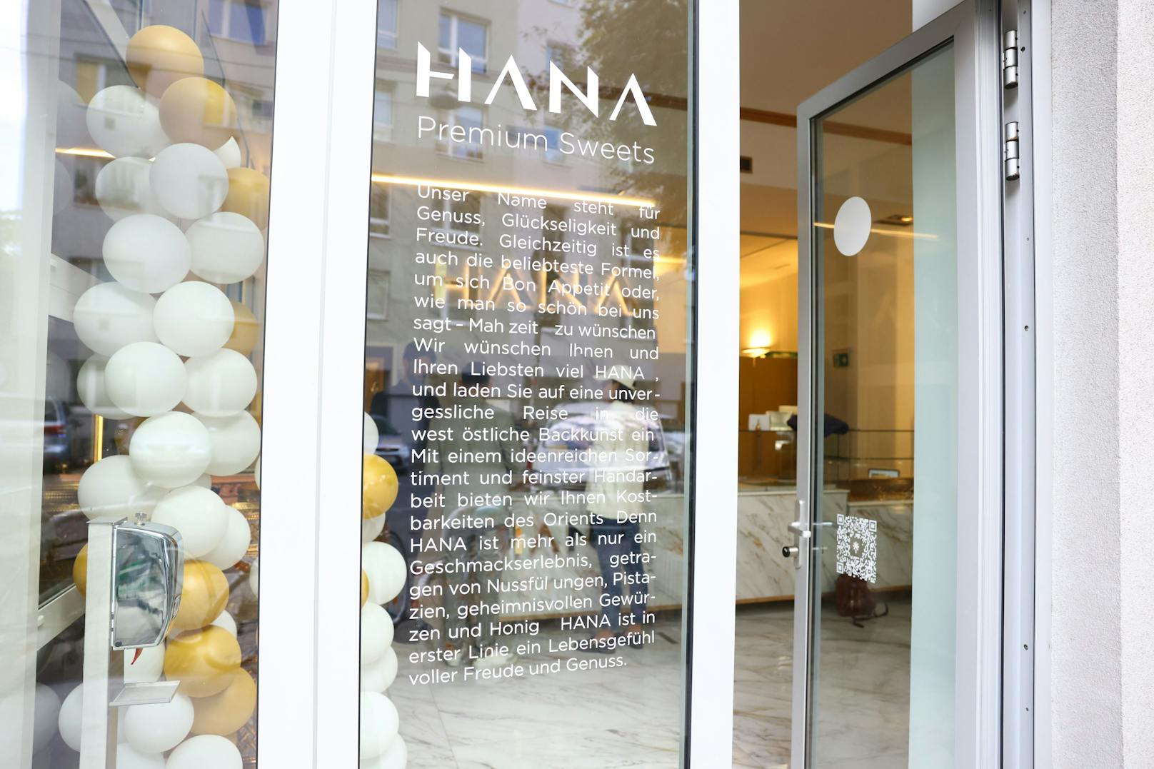 Hana ist ein Wort das soviel wie Genuss, Glückselig und Freude bedeutet und auch als Äquivalent zum "Mahlzeit!" verwendet wird
