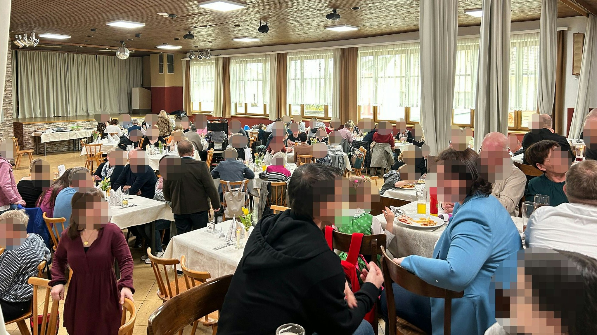 Im Gasthaus wurde gemeinsam gegessen, getrunken und gelacht.
