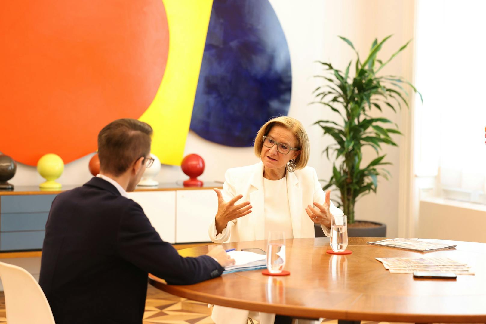 Johanna Mikl-Leitner (ÖVP) im Gespräch mit <em>"Heute"</em>-Chefredakteur Clemens Oistric