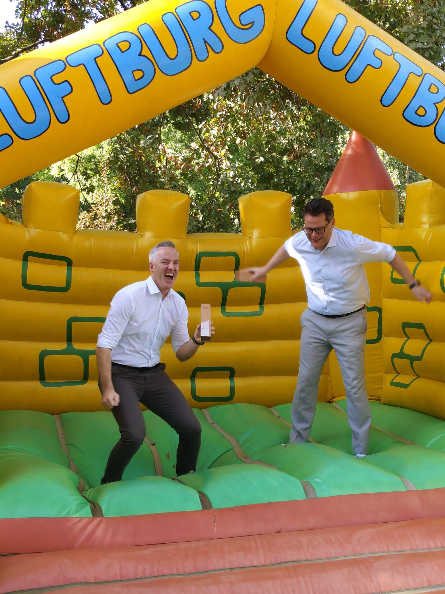 Luftburg-Chef Paul Kolarik und Klimastadtrat Jürgen Czernohorszky (SPÖ) freuten sich über die Auszeichnung der EU und feierten gebührend in der Hüpfburg.&nbsp;