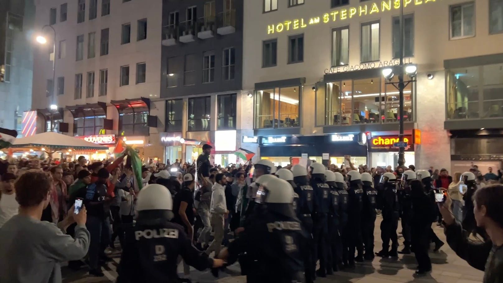 Ein Versuch, Richtung Stephansplatz zu marschieren, wurde unterbunden.