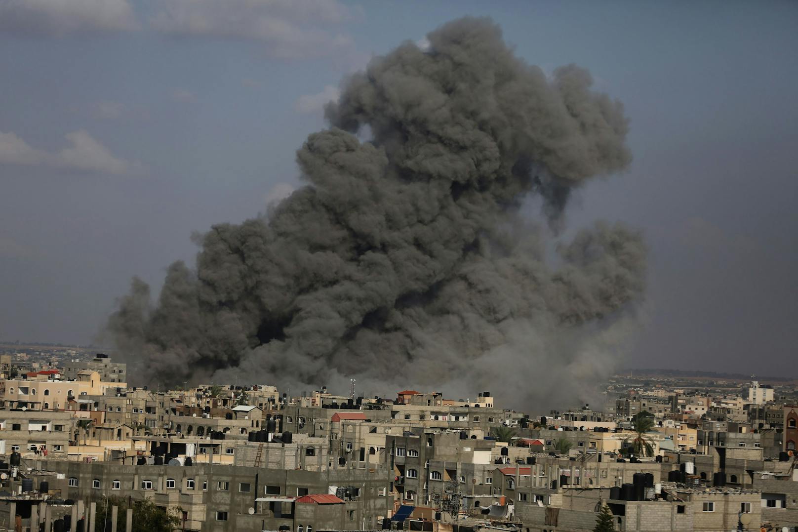 Nach zahlreichen Luftangriffen, wird nun auch eine Bodenoffensive im Gazastreifen immer wahrscheinlicher.&nbsp;