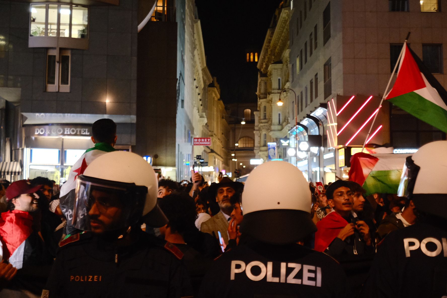 Trotz Verbot sammelten sich mehrere hundert Hamas-Unterstützer mit Palästina-Flaggen am Wiener Stephansplatz.