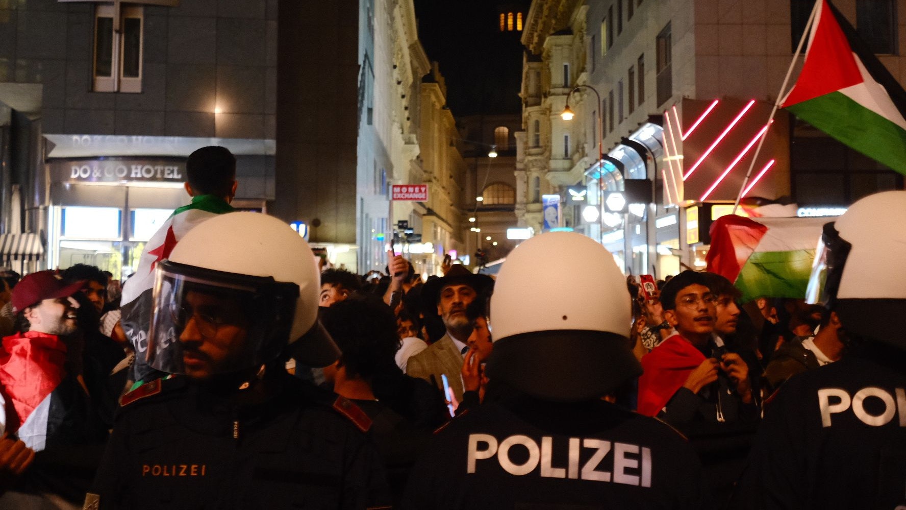 Trotz Verbot sammelten sich mehrere hundert Hamas-Unterstützer mit Palästina-Flaggen am Wiener Stephansplatz.