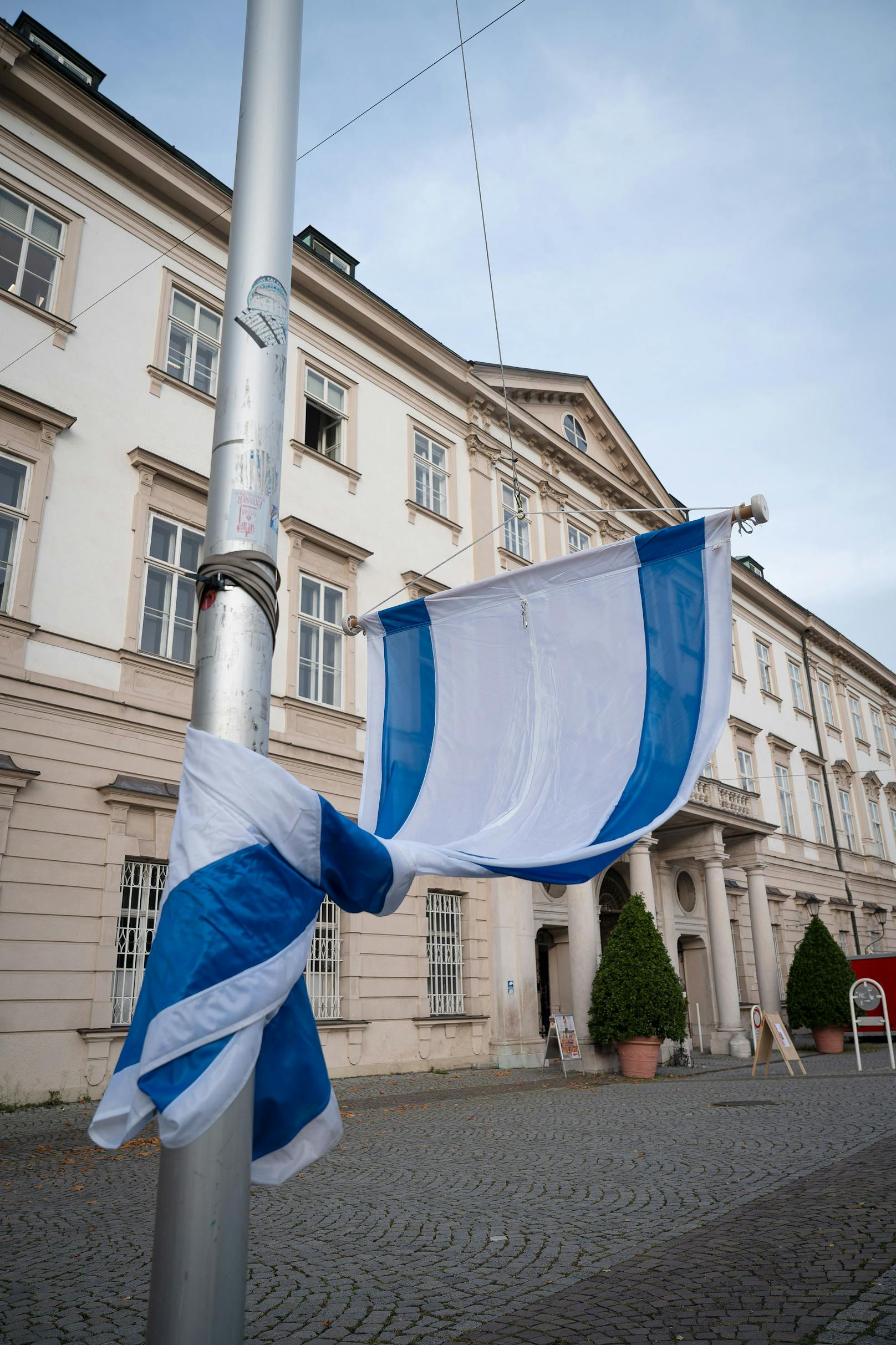 Die Israel-Fahne vor dem Salzburger Mirabellschloss wurde beschädigt.