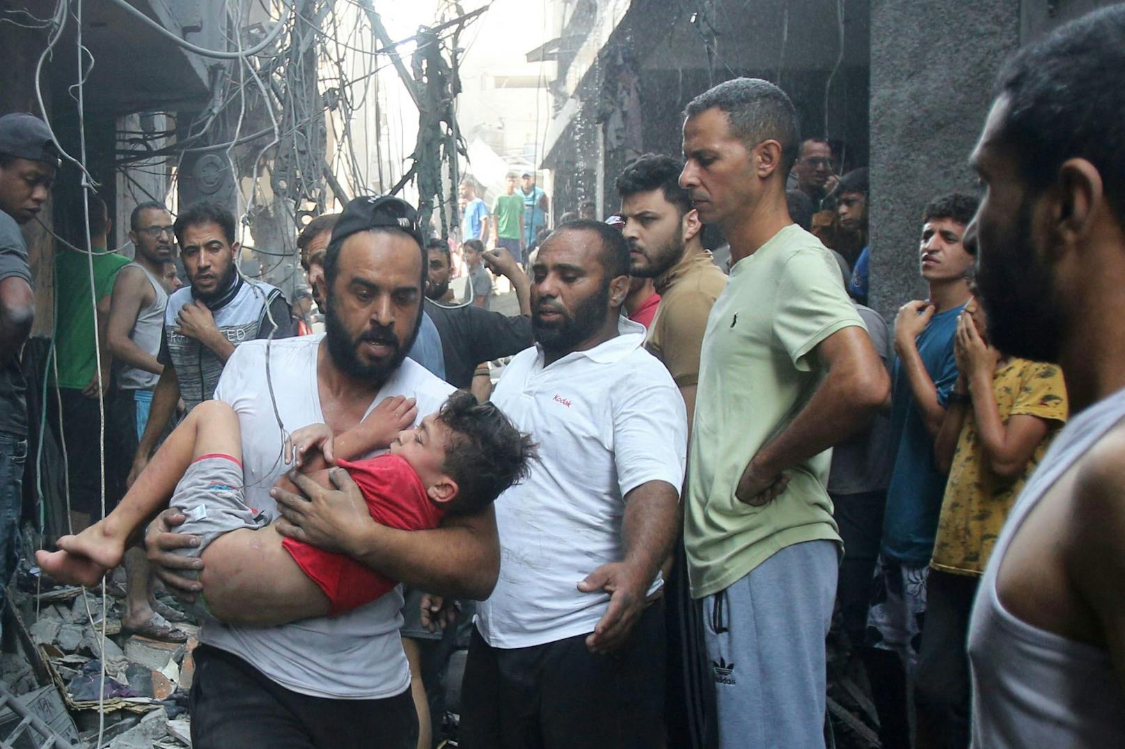 Die Zahl der Toten im Gazastreifen ist mittlerweile auf 1.200 gestiegen, rund 5.600 Menschen seien verletzt geworden.