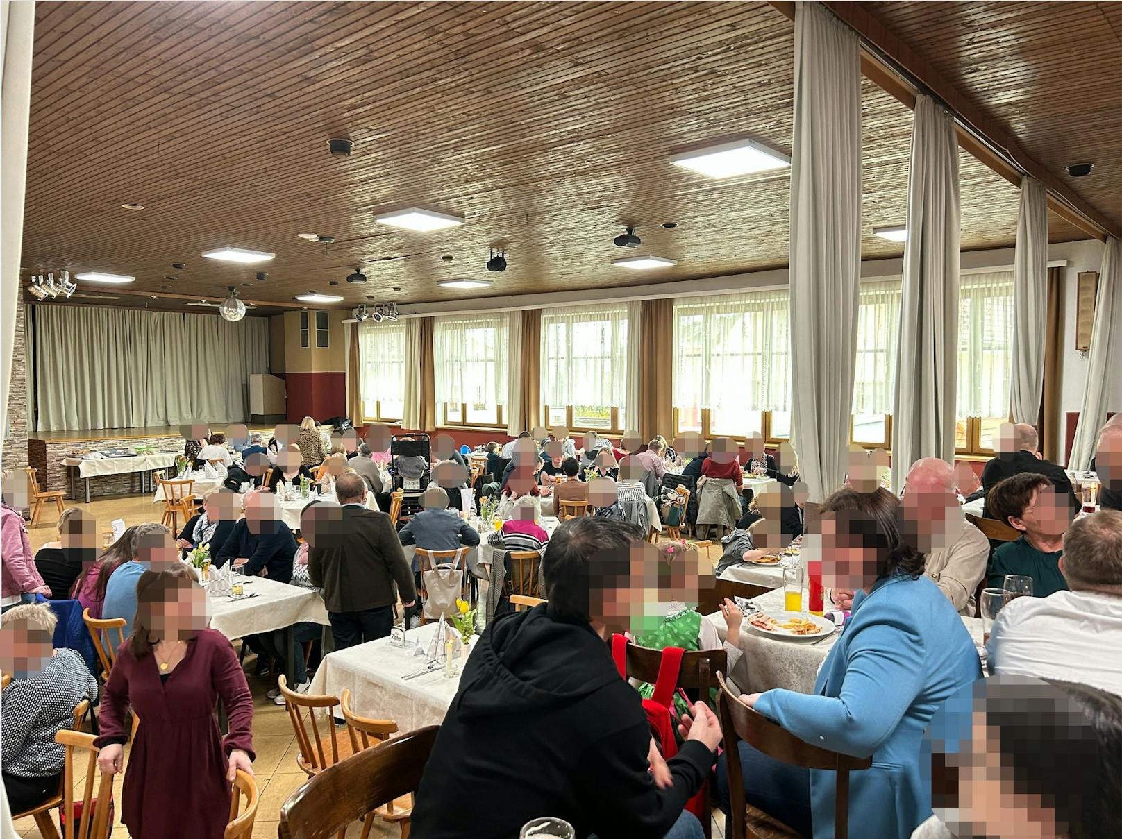 Dann machten sich alle zu einem Gasthaus auf. Dort angekommen, bot sich ein beeindruckender Anblick: Der Saal im ersten Stock war bummvoll: 172 Menschen nahmen darin Platz.