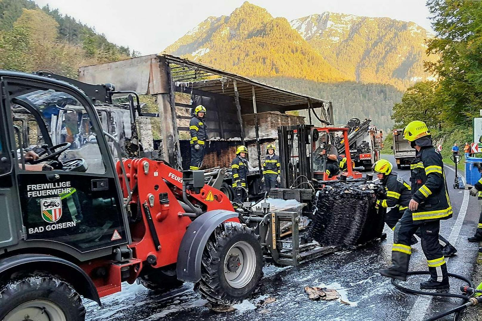 Lkw und Ladung wurden geborgen.