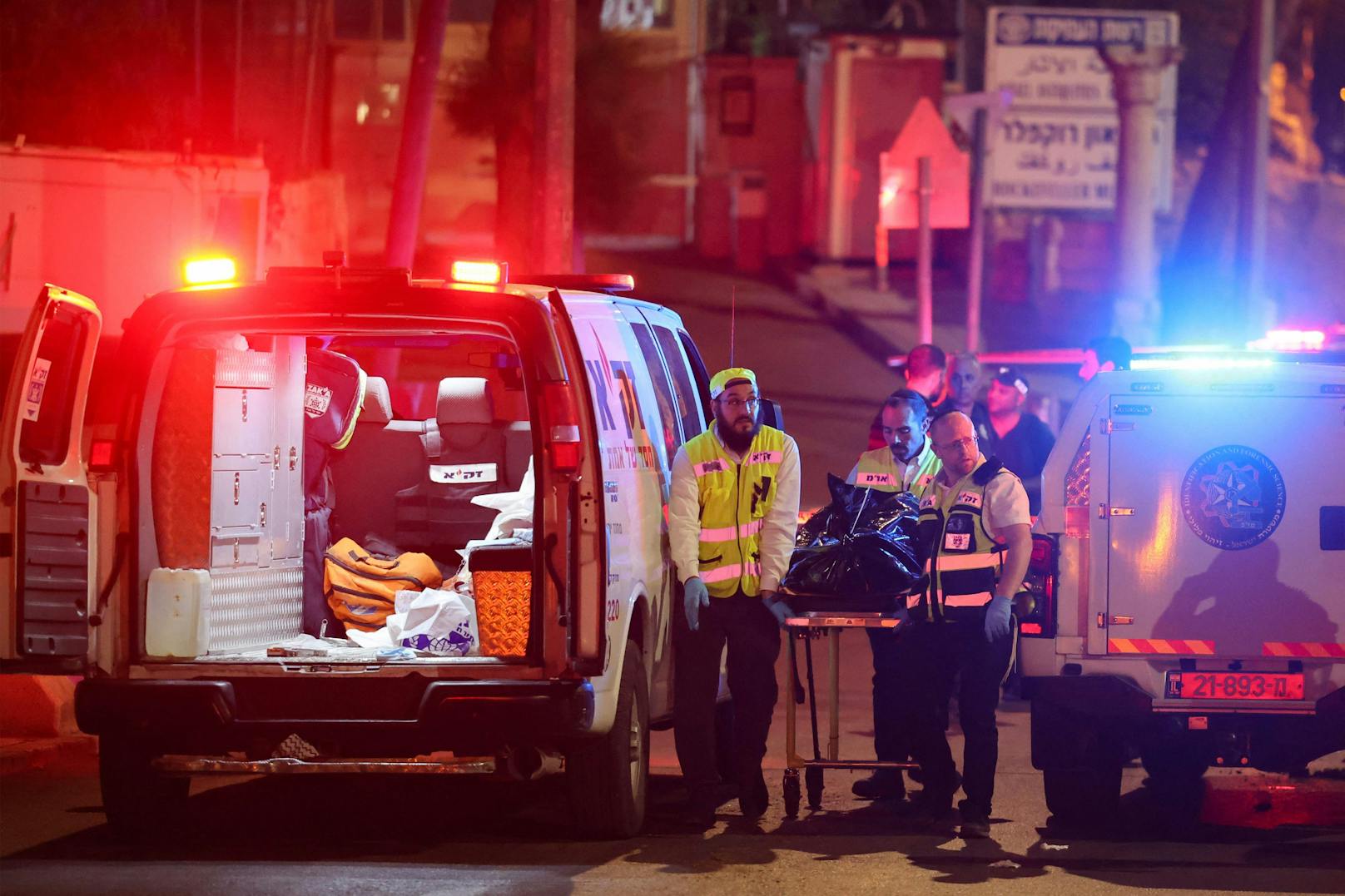 Zwei Polizisten wurden bei dem Angriff verletzt. 