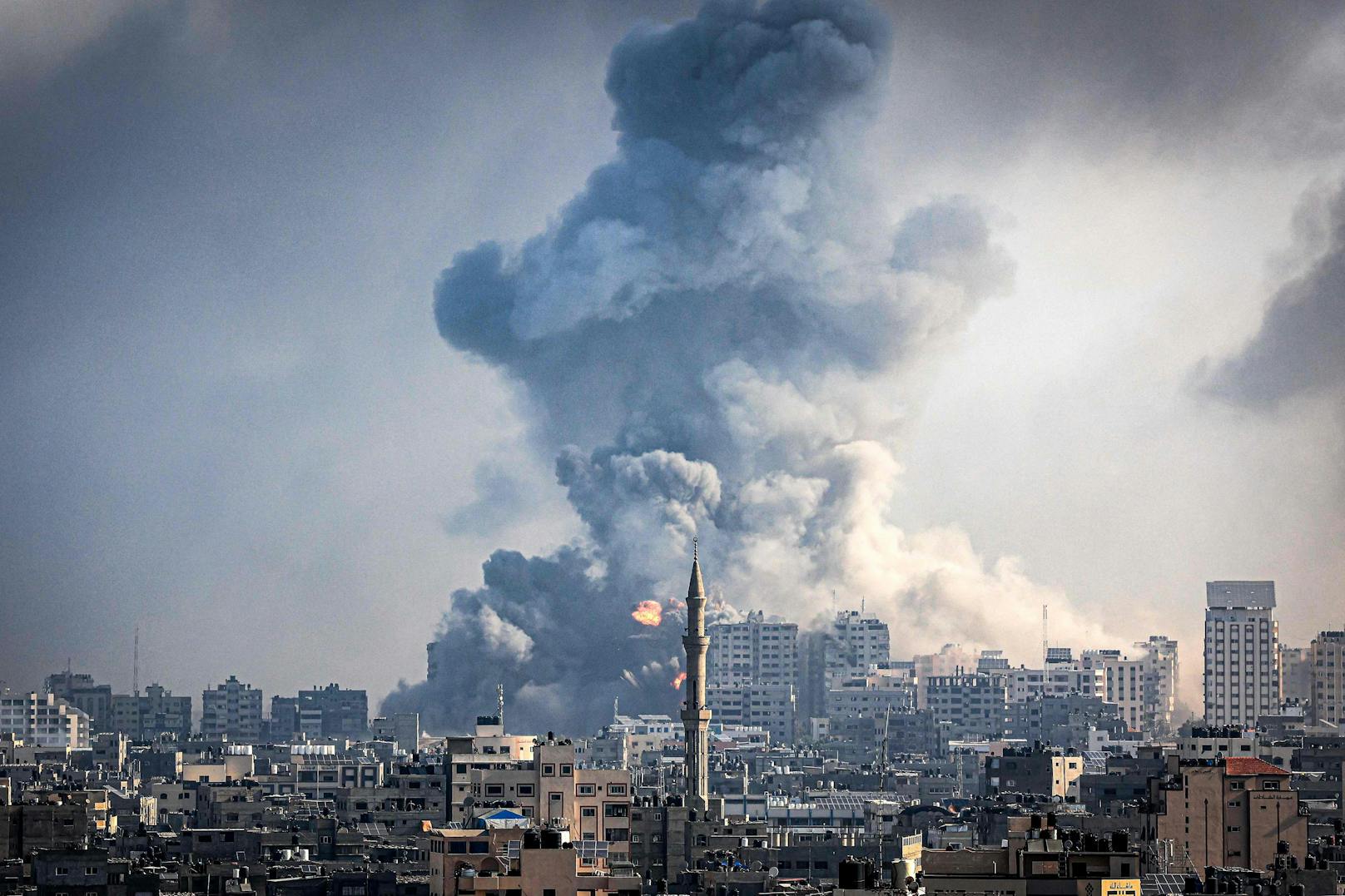 Die Kämpfe zwischen Israel und der Hamas-Bewegung dauern nun den sechsten Tag in Folge an.