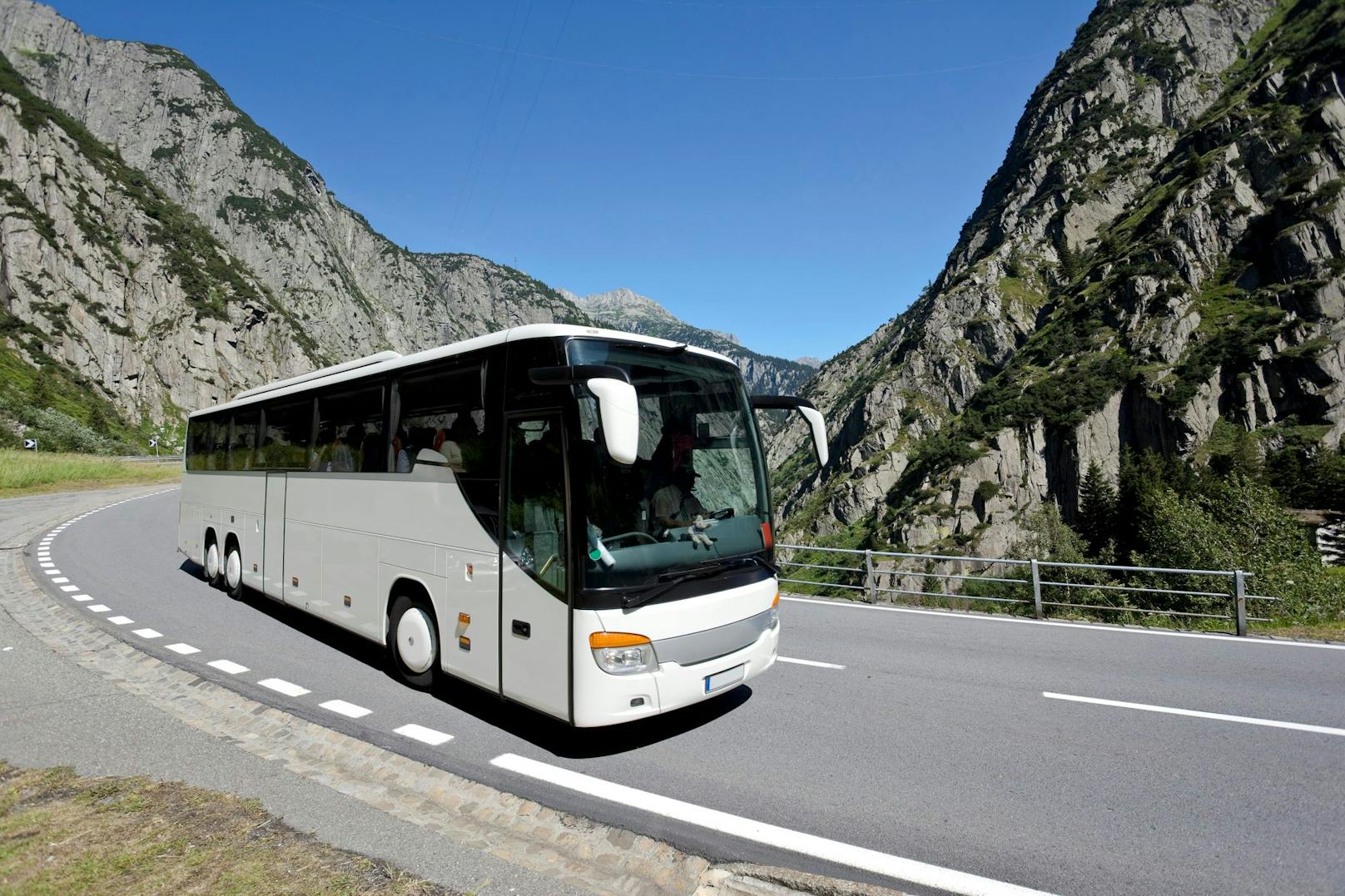 Großeinsatz: Reisebus mit 37 Insassen drohte Absturz