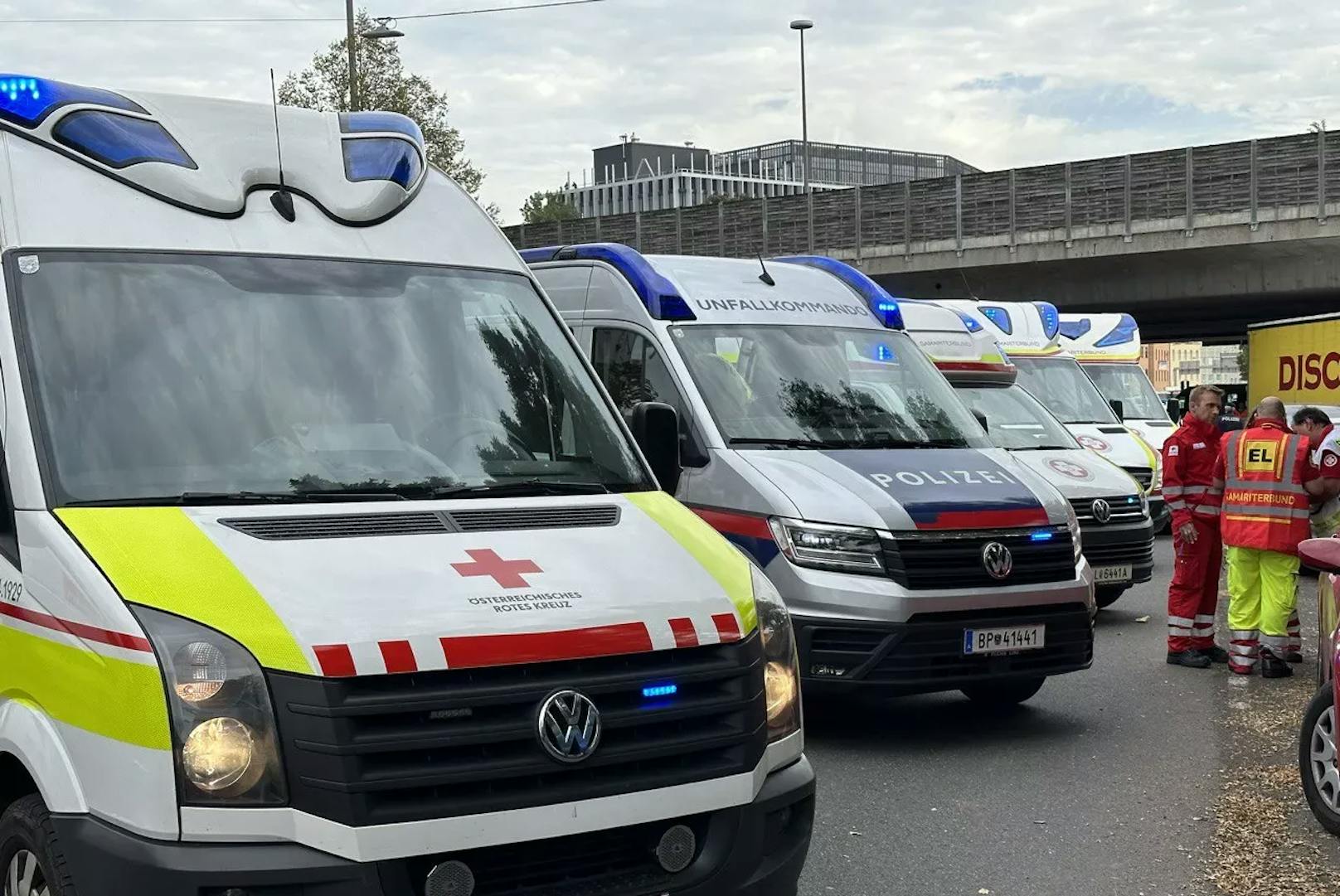 Laut Polizei gibt es derzeit eine "Totalsperre" der Straße.