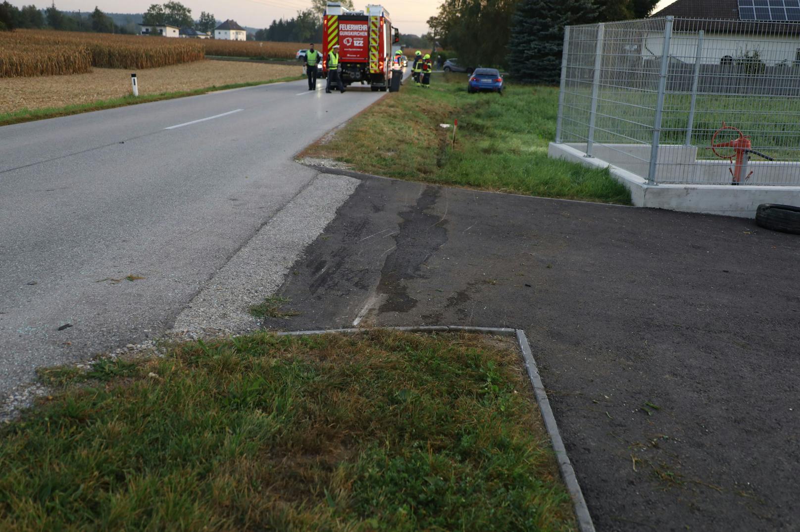 Ein BMW-Lenker&nbsp;verlor aus noch unbekannter Ursache die Kontrolle über seinen Wagen, touchierte einen Randstein und kam daraufhin in einer angrenzenden Wiese zum Stillstand.