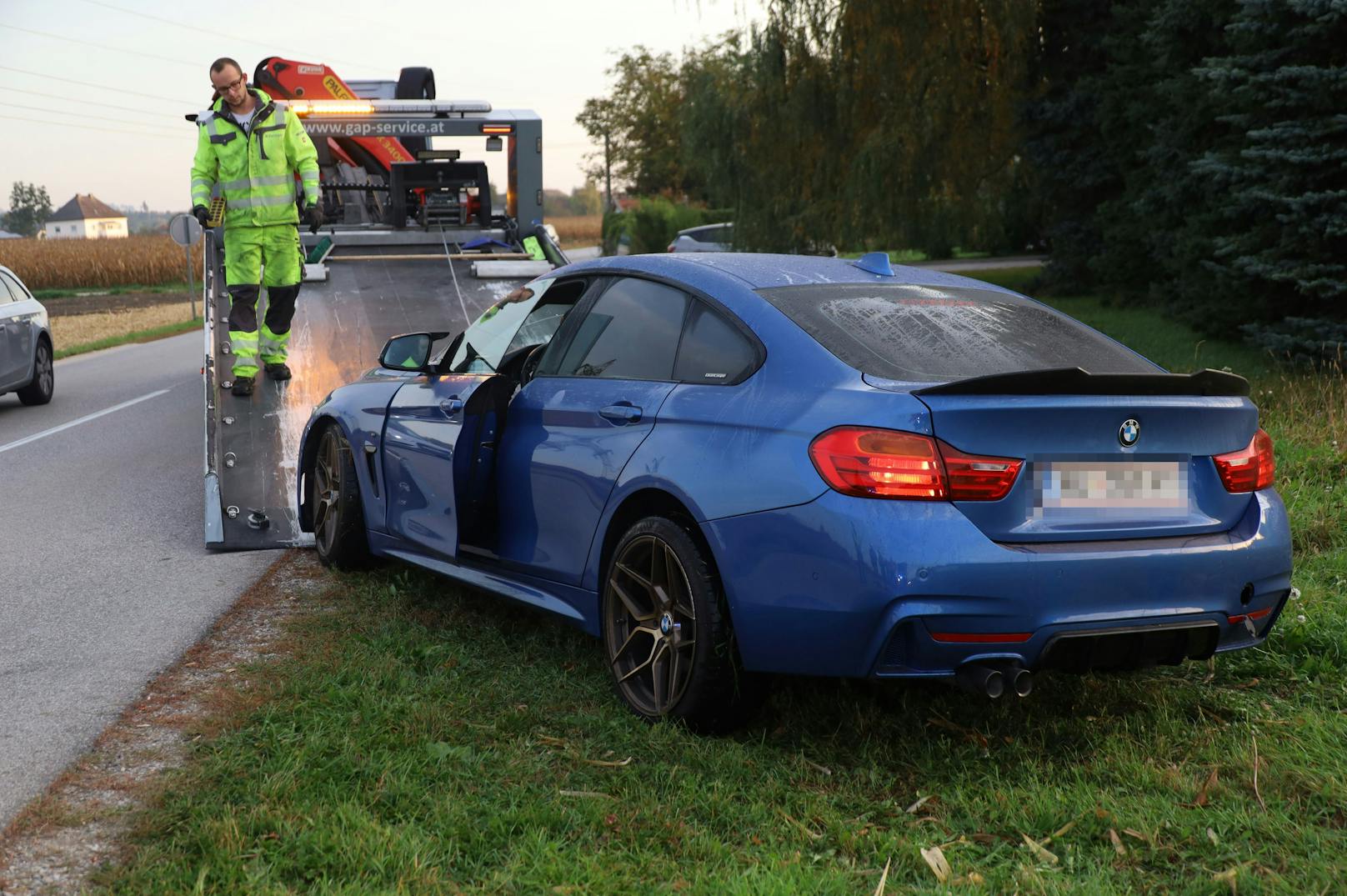 Der verunfallte BMW wurde vom Abschleppunternehmen abtransportiert.