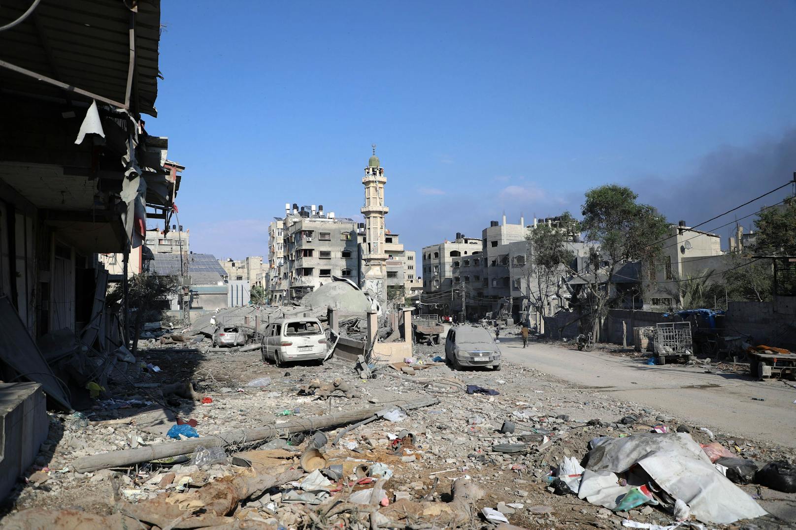 Palästinenser gehen am 11. Oktober 2023 an Gebäuden vorbei, die bei israelischen Luftangriffen in Gaza-Stadt zerstört wurden.