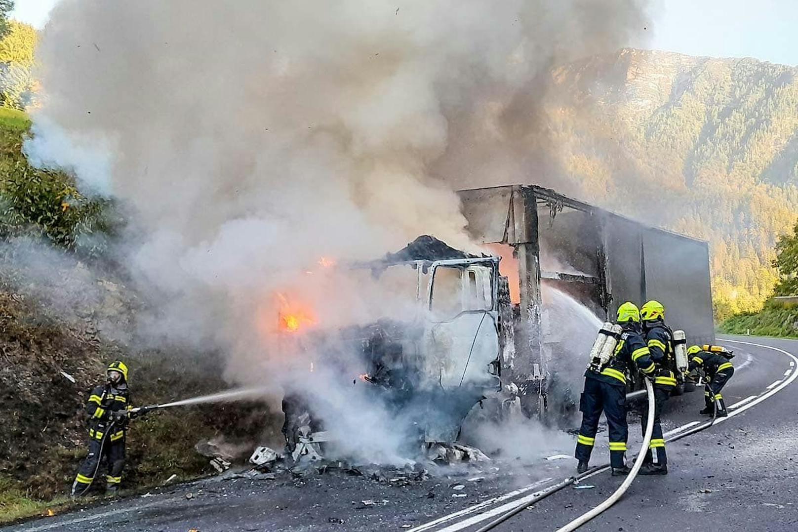 Zwei Feuerwehren bekämpften den Brand in Bad Goisern (Bez. Gmunden).