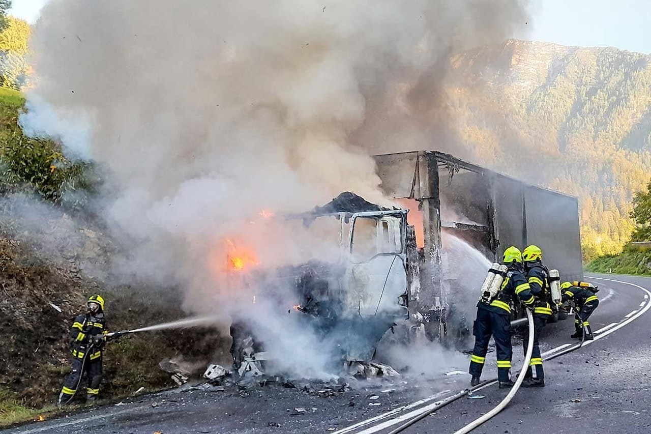 Heute.at - Meterhohe Rauchsäule: Lkw ausgebrannt, Fahrer im Spital