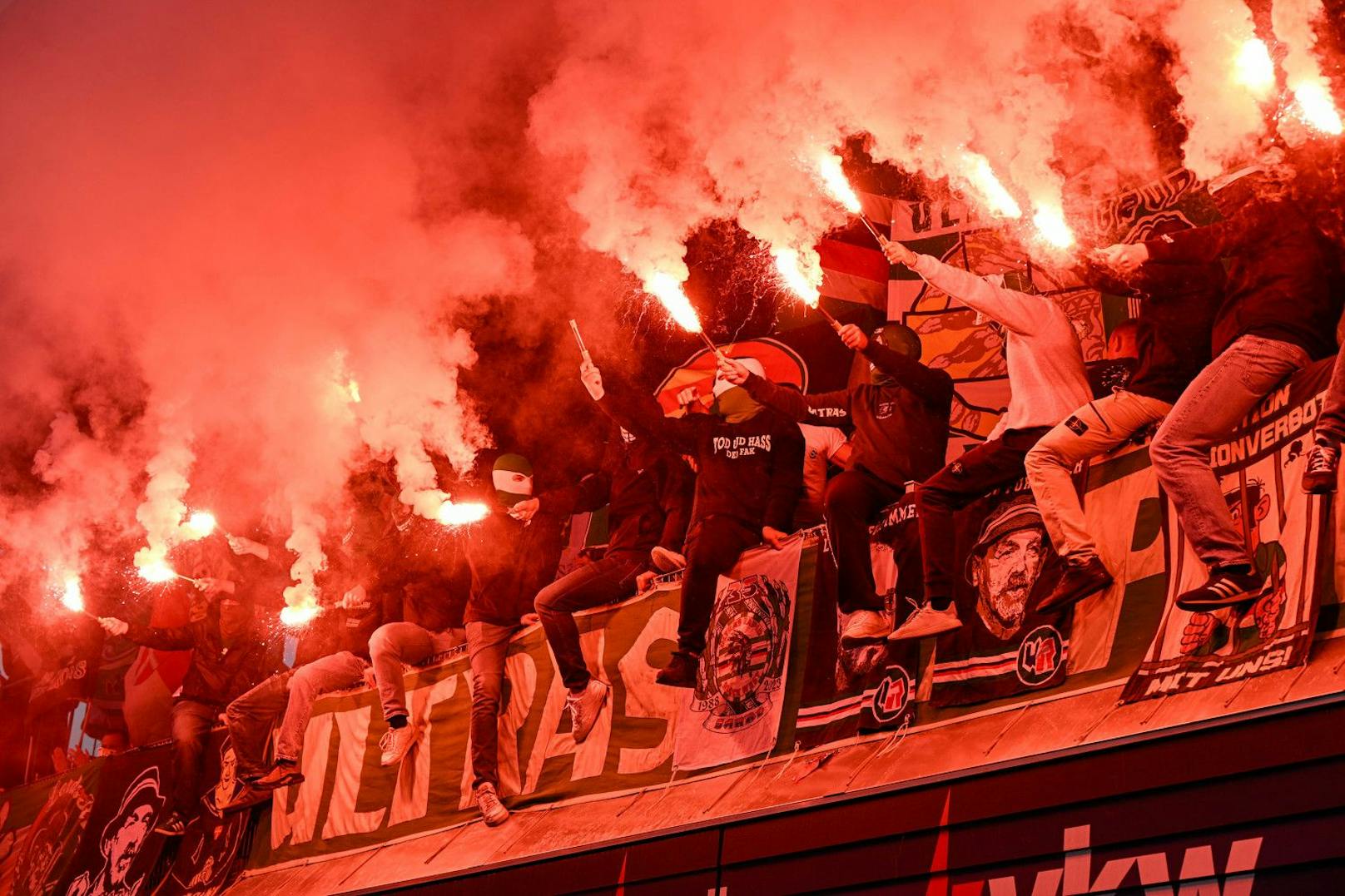 Rapid-Fans sorgten in der Liga mit Pyrotechnik für Ärger, im Europacup mit Sachschaden.