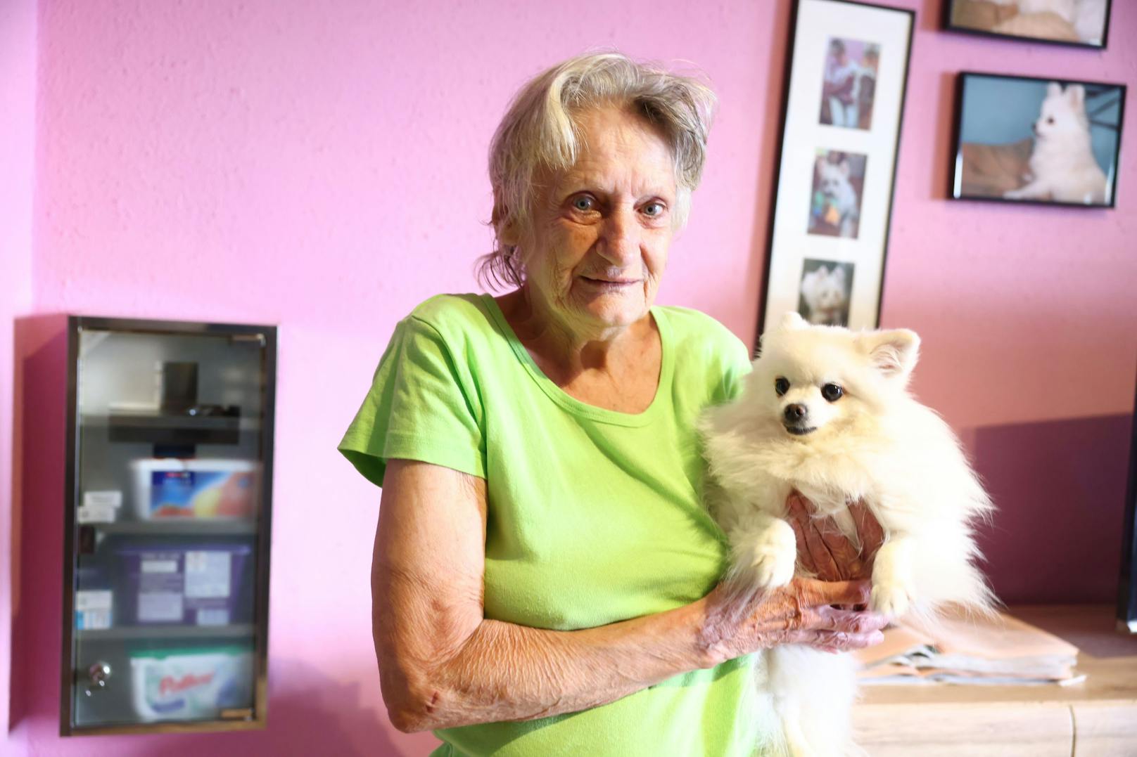 Irene H. mit Lillifee. Die Hündin wurde vom Vorbesitzer geschlagen, fand hier ein Zuhause.