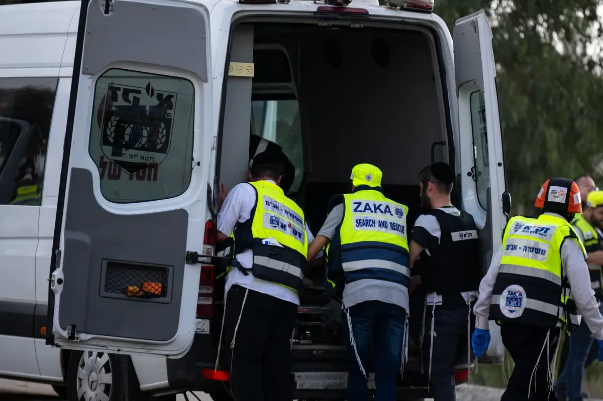 Zaka-Mitglieder helfen nach den Attacken der Hamas-Kämpfer, die Toten zu borgen.