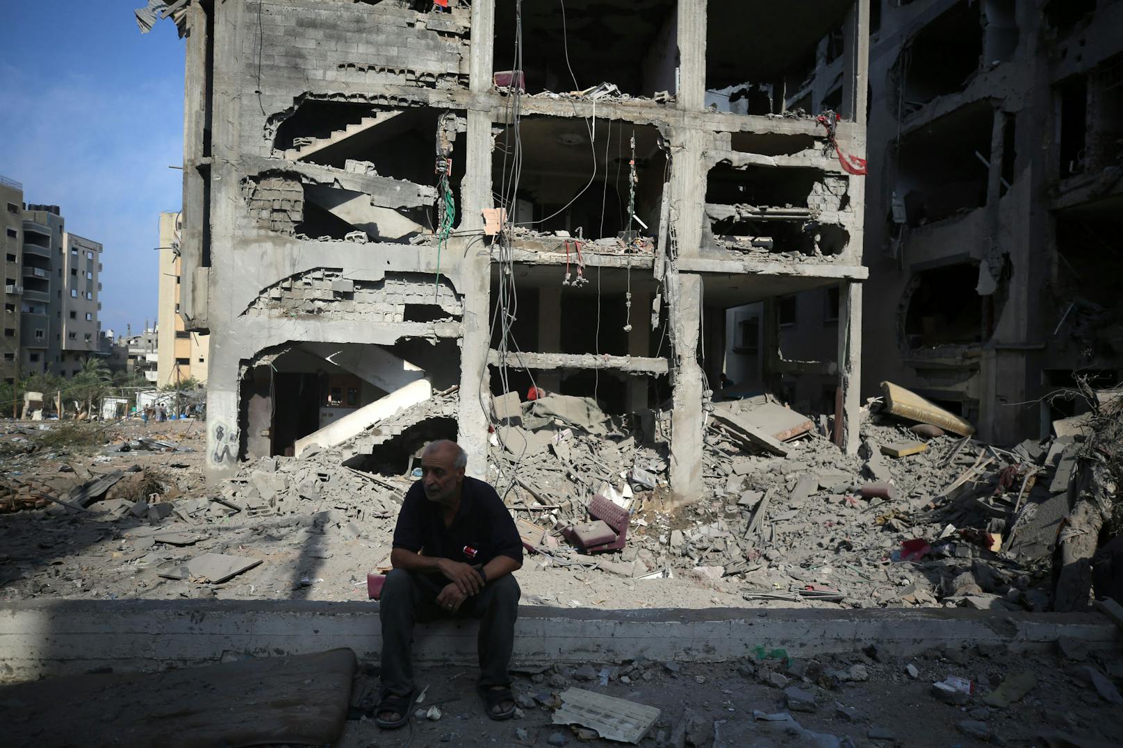 "Die Mehrheit der Verletzten in Gaza sind Frauen und Kinder, weil diese Personengruppe am häufigsten zuhause ist, wenn die Häuser bei Luftangriffen zerstört werden", so&nbsp;Ayman Al-Djaroucha, Projektkoordinatorin in einer Klinik in Gaza City.