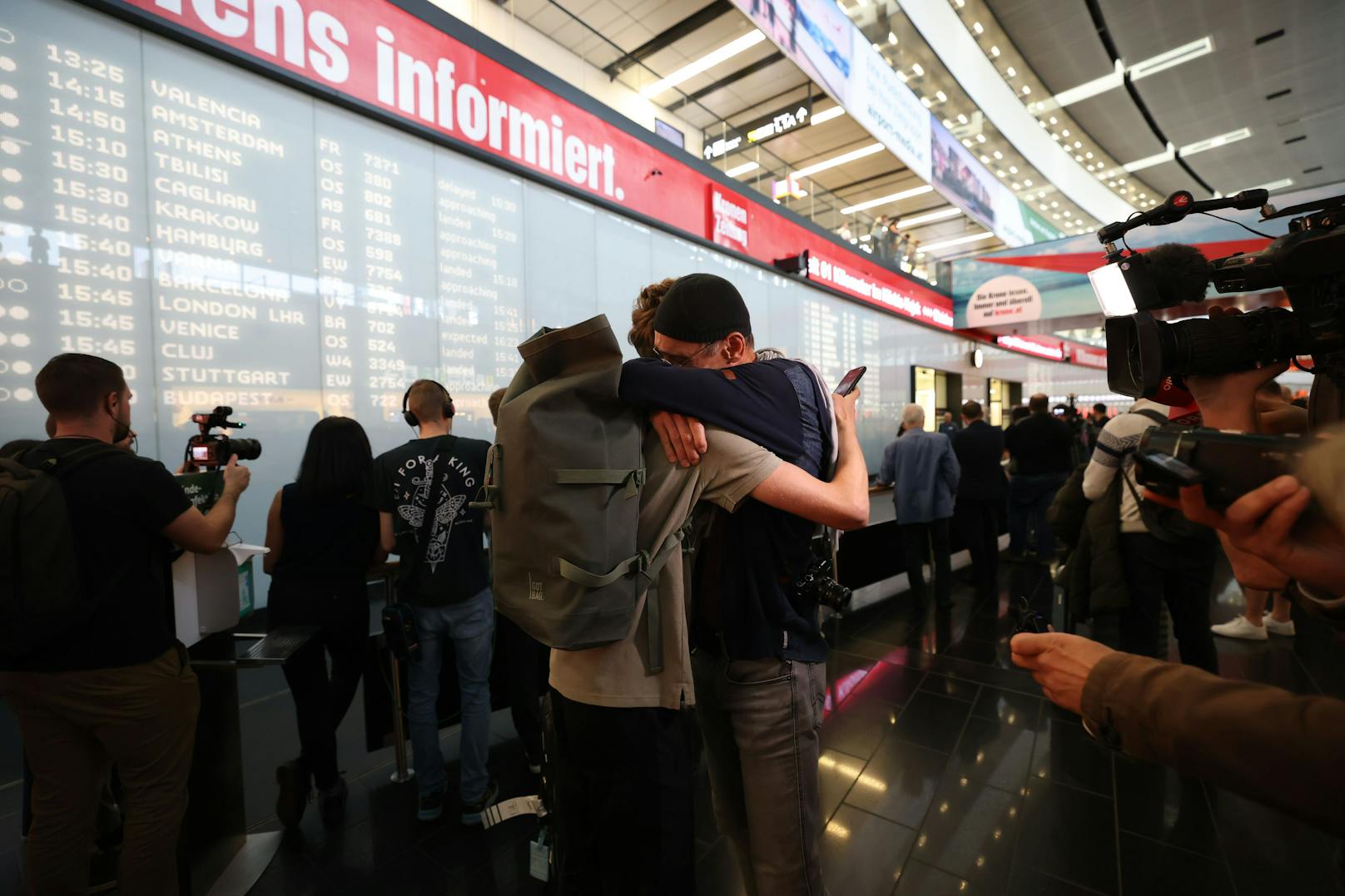 Am Donnerstag landete eine AUA-Maschine aus Tel Aviv am Flughafen Wien-Schwechat. Die Erleichterung bei Betroffenen und Angehörigen war groß.&nbsp;