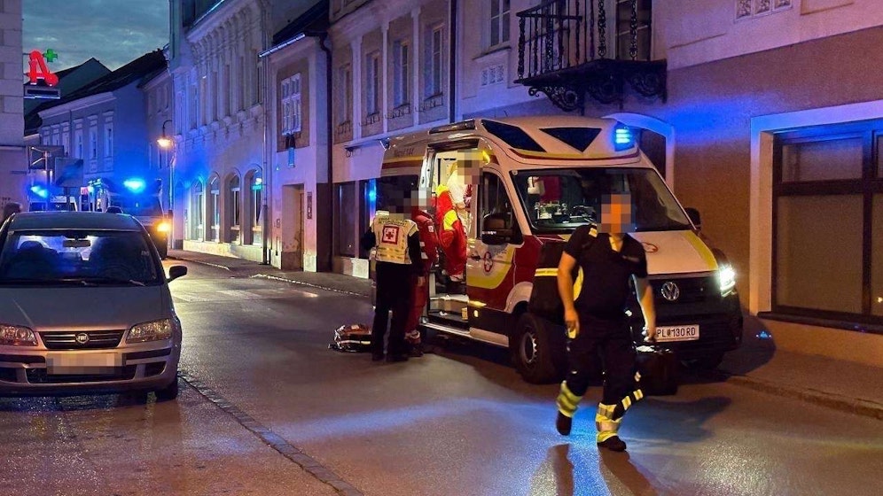 Hier wird ein Opfer von Rettung abtransportiert.