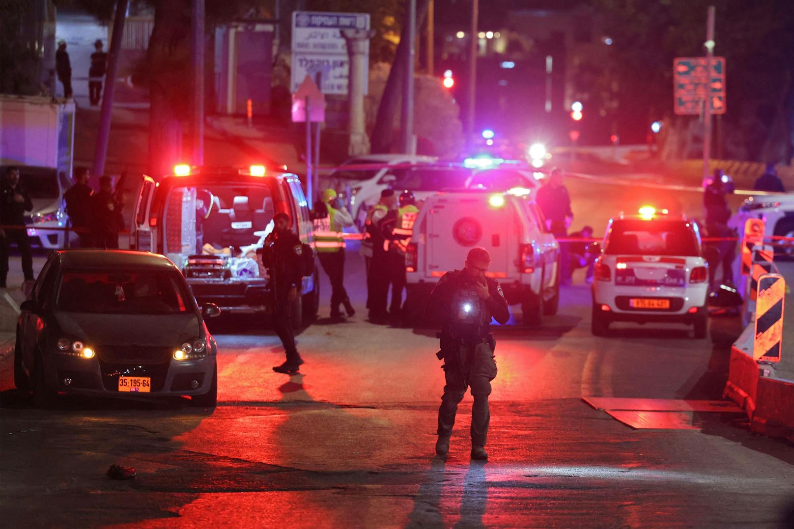 In Jerusalem soll ein bewaffneter Angreifer vor einer Polizeistation das Feuer eröffnet haben.