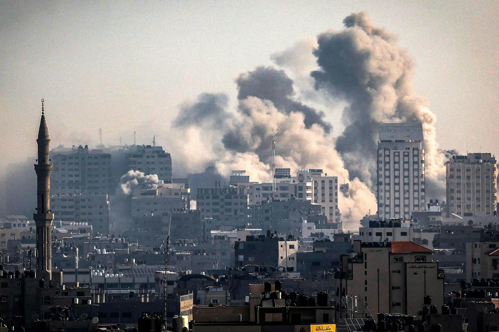 Das israelische Militär hat als Reaktion auf die Terrorattacken der islamistischen Hamas sein Bombardement am Donnerstag im Gazastreifen fortgesetzt.