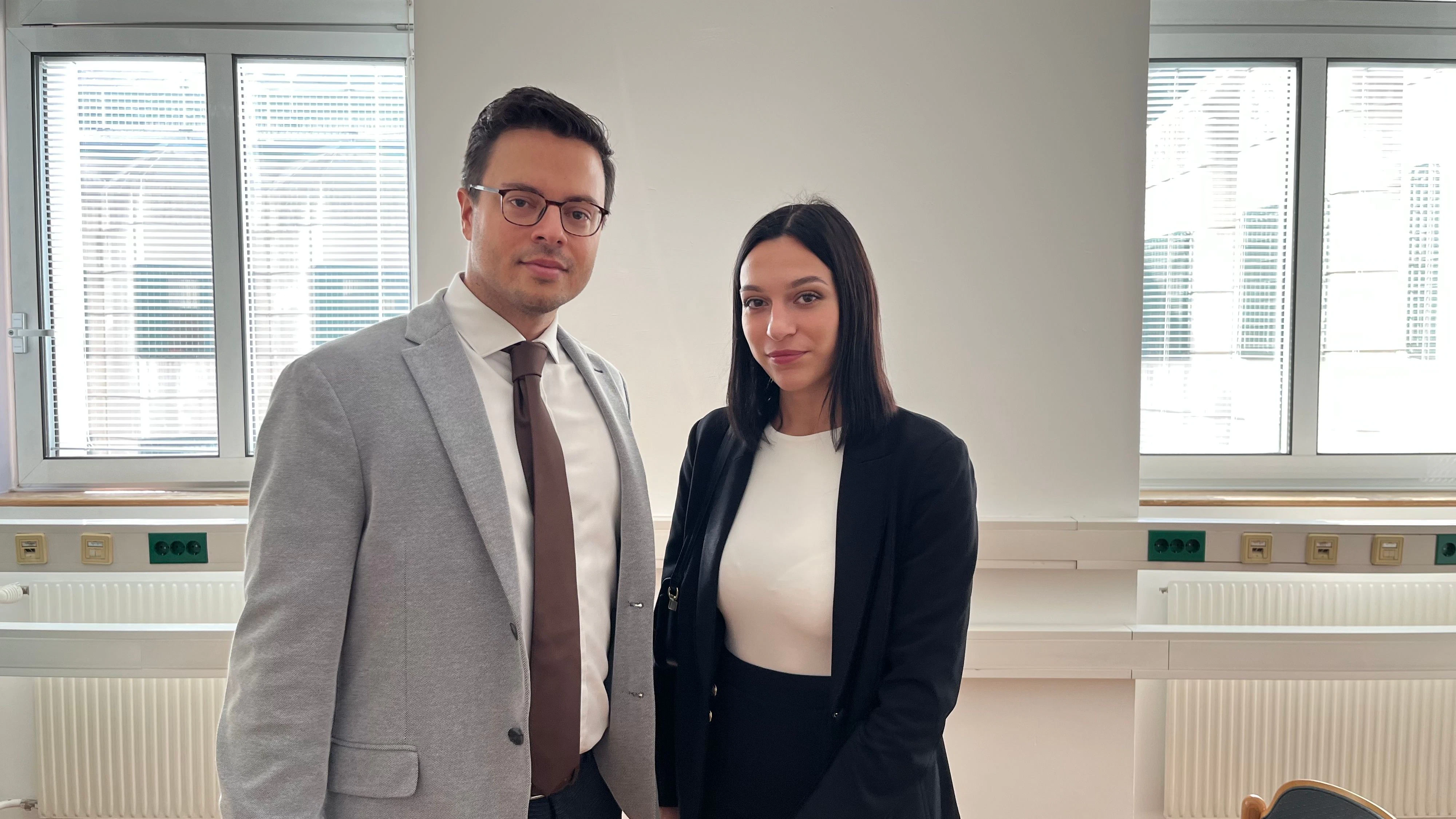 Anwalt Daniel Mozga und seine Mitarbeiterin Enikö Fischer bei der Verhandlung in Wien. Sie vertreten eine der vielen Geschädigten.