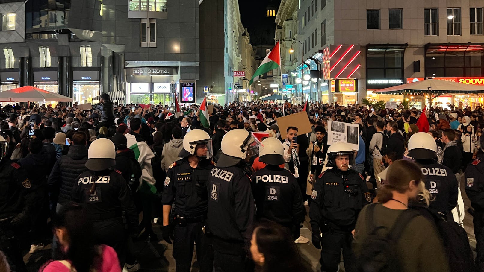 Trotz Verbot sammelten sich mehrere hundert Hamas-Unterstützer mit Palästina-Flaggen am Wiener Stephansplatz.